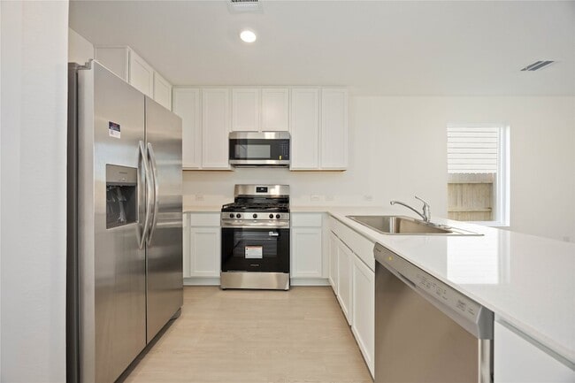 Building Photo - 905 Pertuso Ln