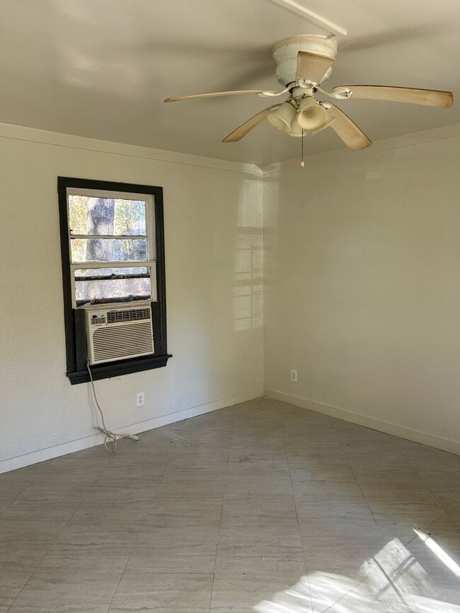 Building Photo - Cute Home, Large Yard