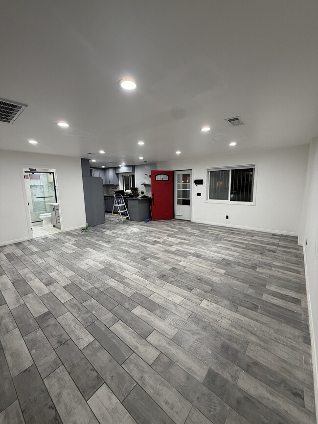 Building Photo - 2207 S Burnside Ave