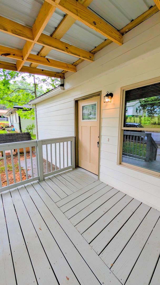 Building Photo - Newly Renovated | Upstairs Duplex | Minute...