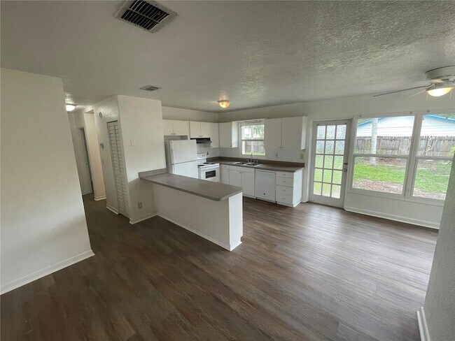 Foto del edificio - 1355 Davis Rd