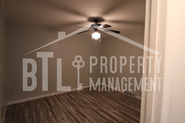 Building Photo - Great 2 Bedroom 2 Bathroom Duplex with Bon...