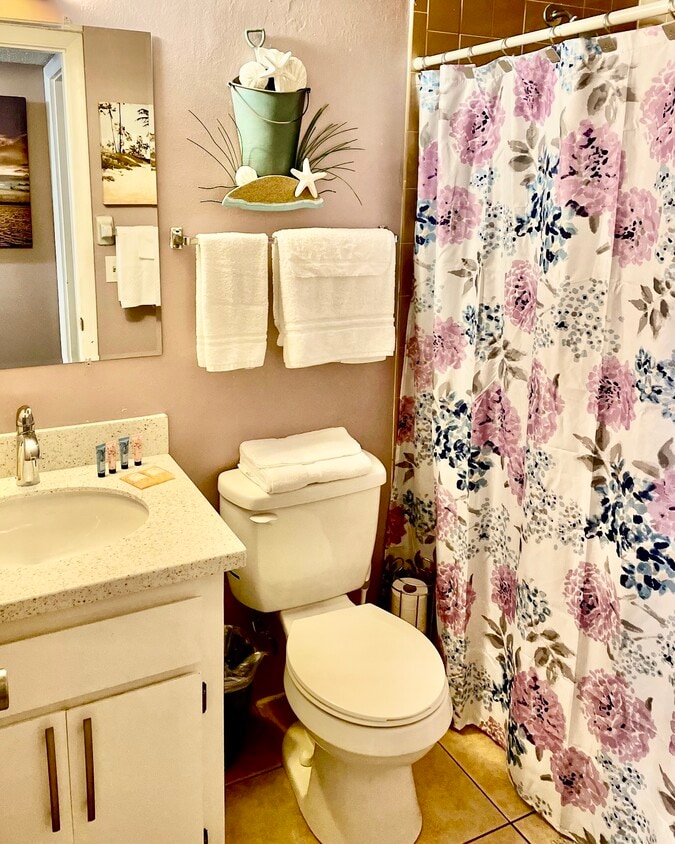 2nd Bathroom - 216 Glenview Blvd