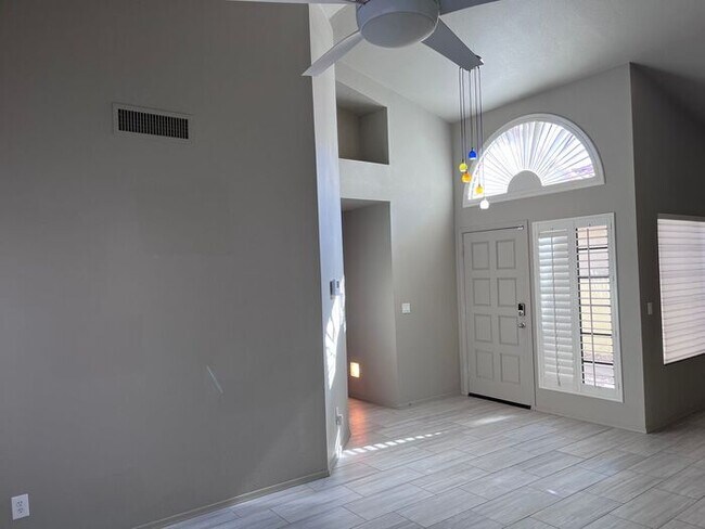 Building Photo - Adorable light and bright! 3Bedroom/2Bath Scottsdale Home!