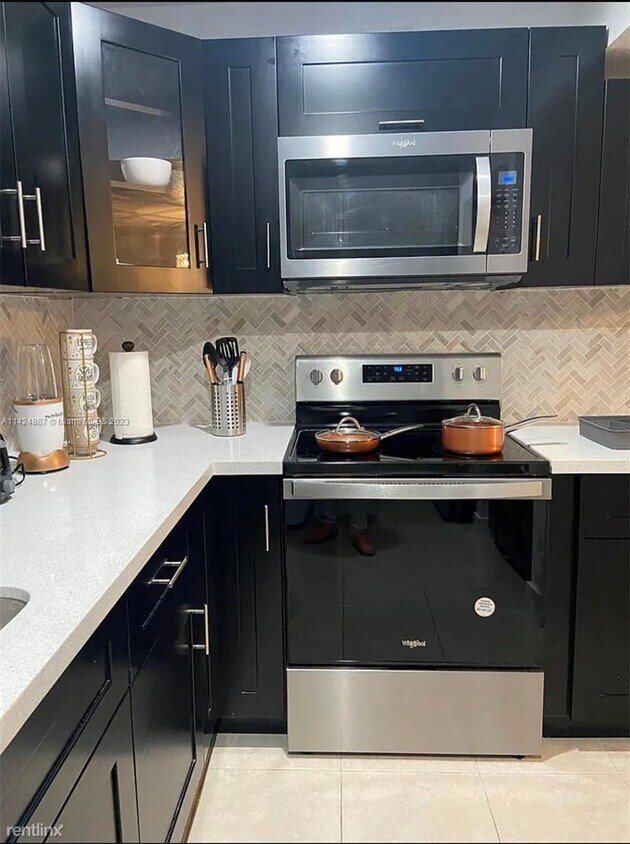 Foto principal - 3 br, 2.5 bath House - 605 NW 210th St # 1...