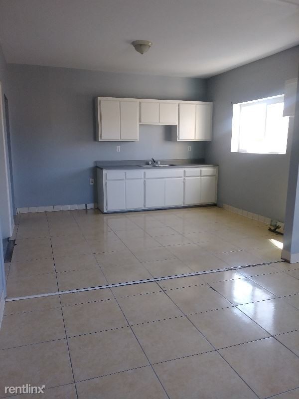 Building Photo - 1226 S Woods Ave