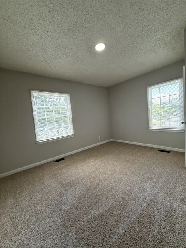 Foto del edificio - 450 Forrest Ridge Dr NW