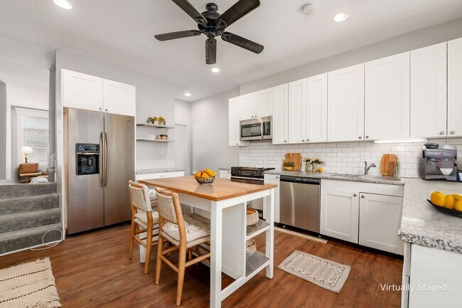 Foto del edificio - Beautiful 2-bed Townhome located in Olde T...