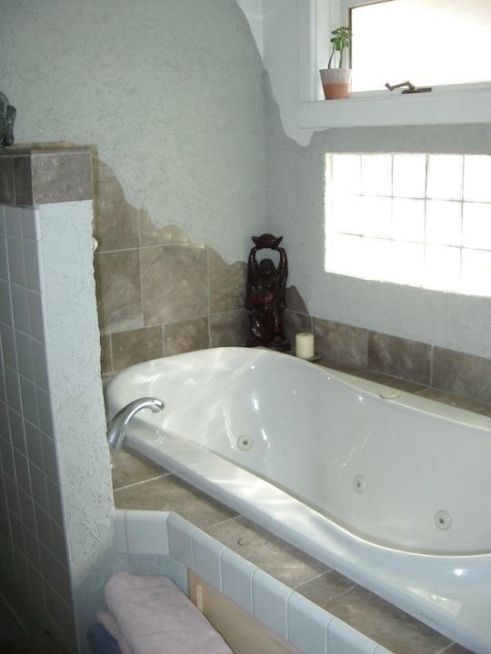 jacuzzi tub - 2473 Harvard Ave