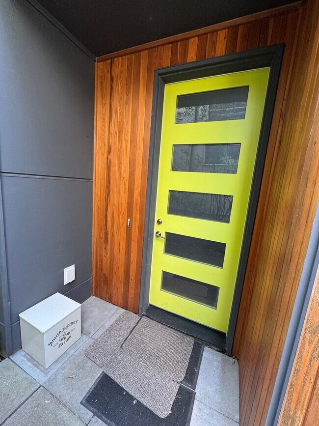 Building Photo - Modern 2 bed 2 bath townhome in Eastlake with panoramic view of Lake Union