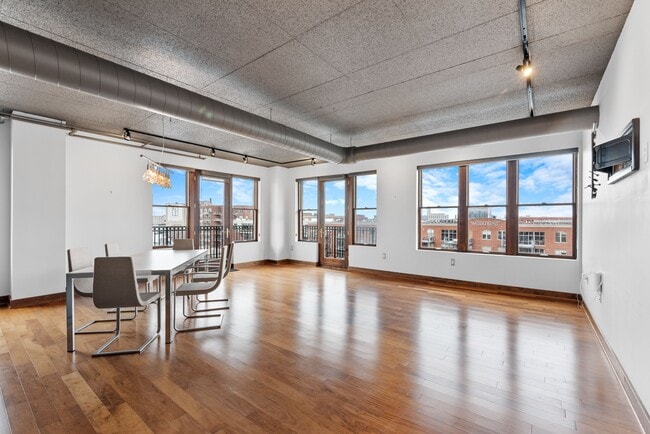 Building Photo - Stunning 3BED/2.5BATH Third Ward Condo