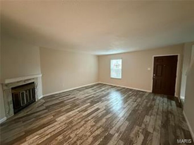 Building Photo - Bright and Inviting 3-Bedroom, 1.5-Bath Co...