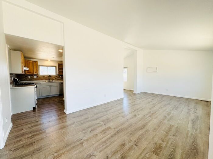 Foto principal - Updated 2bd/1ba Home on a Large Lot