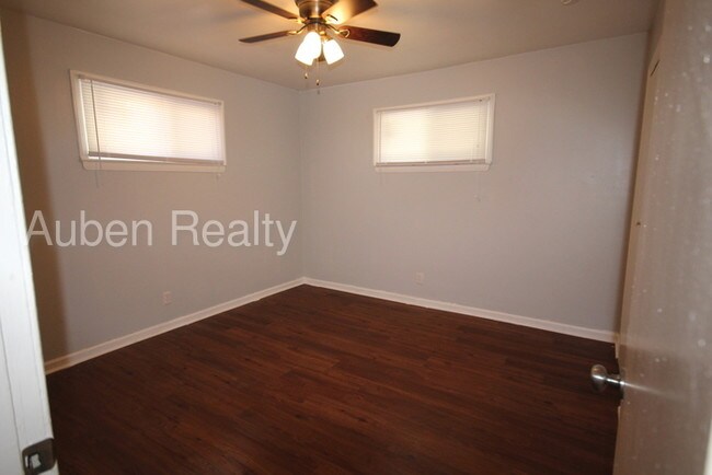Building Photo - Renovated and Move In Ready