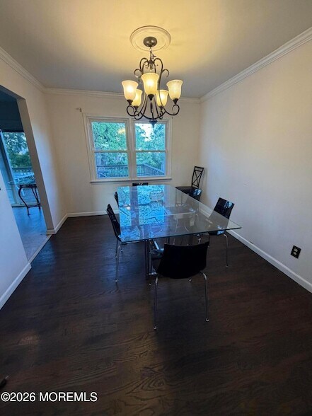Building Photo - 6 Roslyn Dr