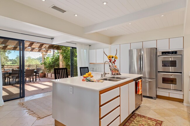 Building Photo - 525 Las Palmas Dr