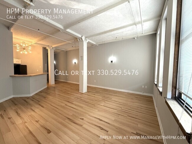 Building Photo - 1133 W 9th St