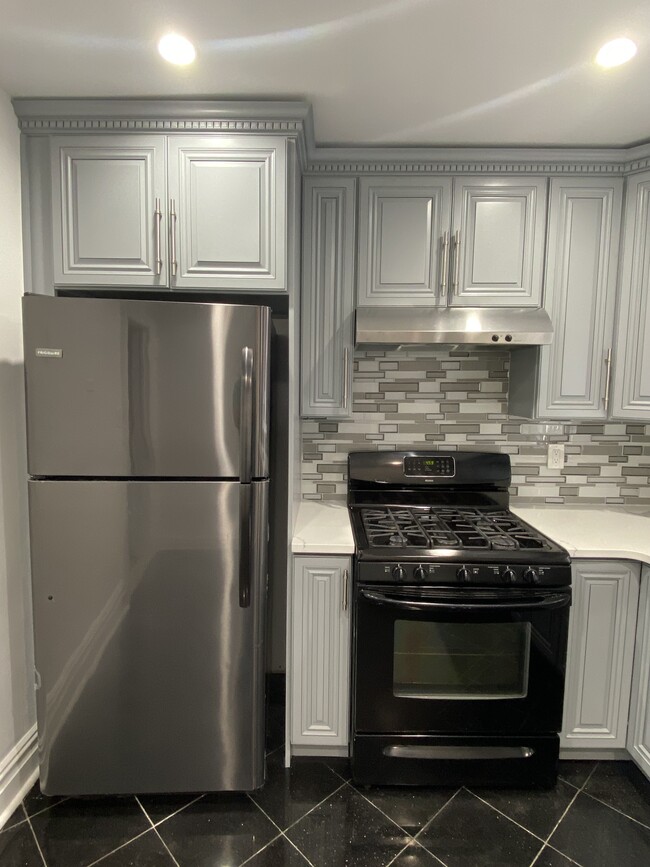 Building Photo - 2067 Hering Ave