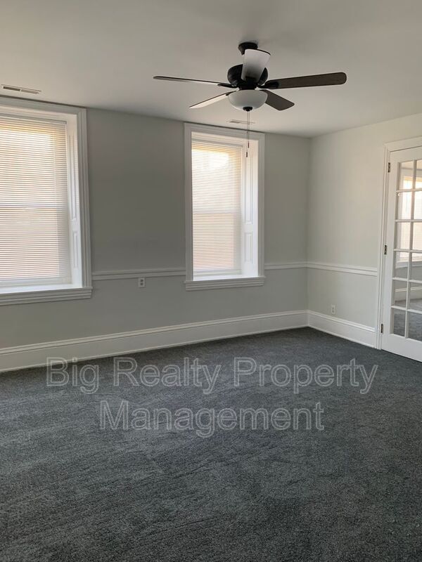 Foto del edificio - 477 E Main St