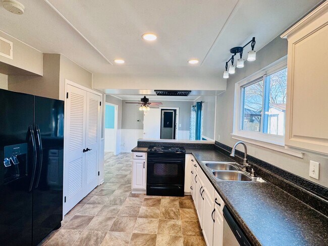 Foto del edificio - Spacious 4-bedroom, 2.5-bath home in Virginia Beach