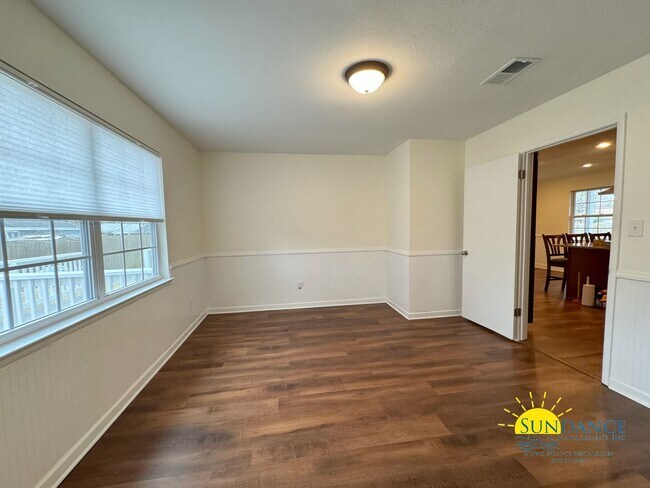 Foto del edificio - Beautiful home in a great sidewalk lined n...