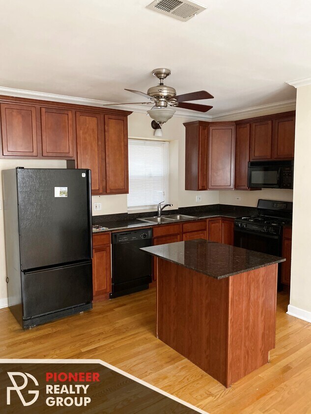 Foto principal - 628 W Roscoe St