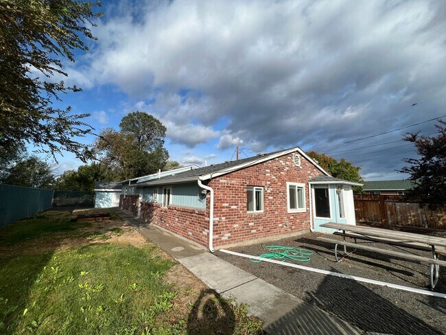 Foto del edificio - Non-Refundable & Security Deposit Total: $1800.00