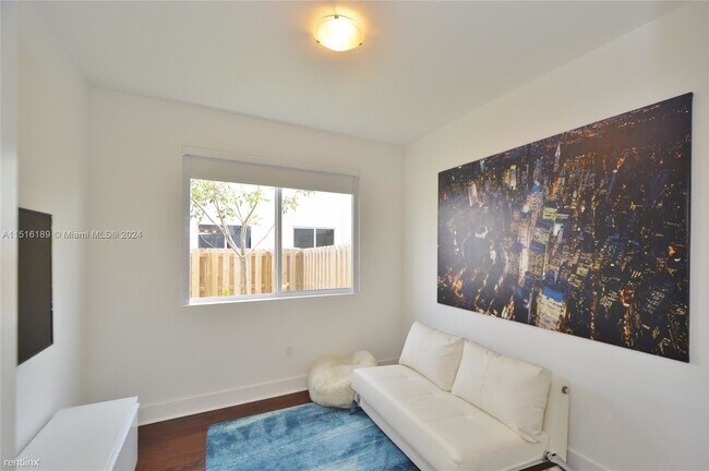 Foto del edificio - 3 br, 3 bath House - 10220 NW 72nd Ter # 1...