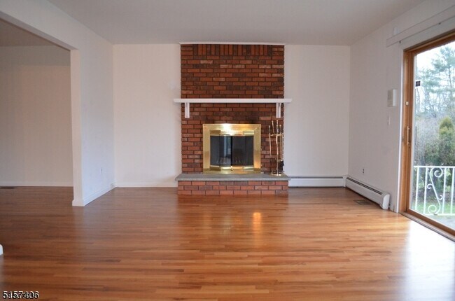 Building Photo - 16 Colonial Ct