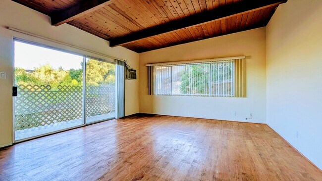 #304 Sala de estar - Mountain Shadow Apartments