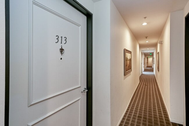 Building Photo - Spacious 2 Bed 2 Bath Condominium In K-Town
