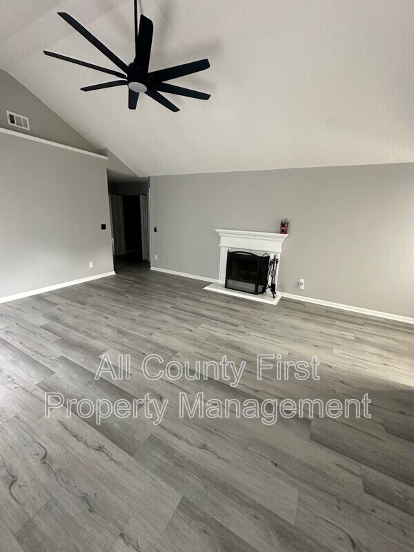 Foto del edificio - 5896 Raven Ln