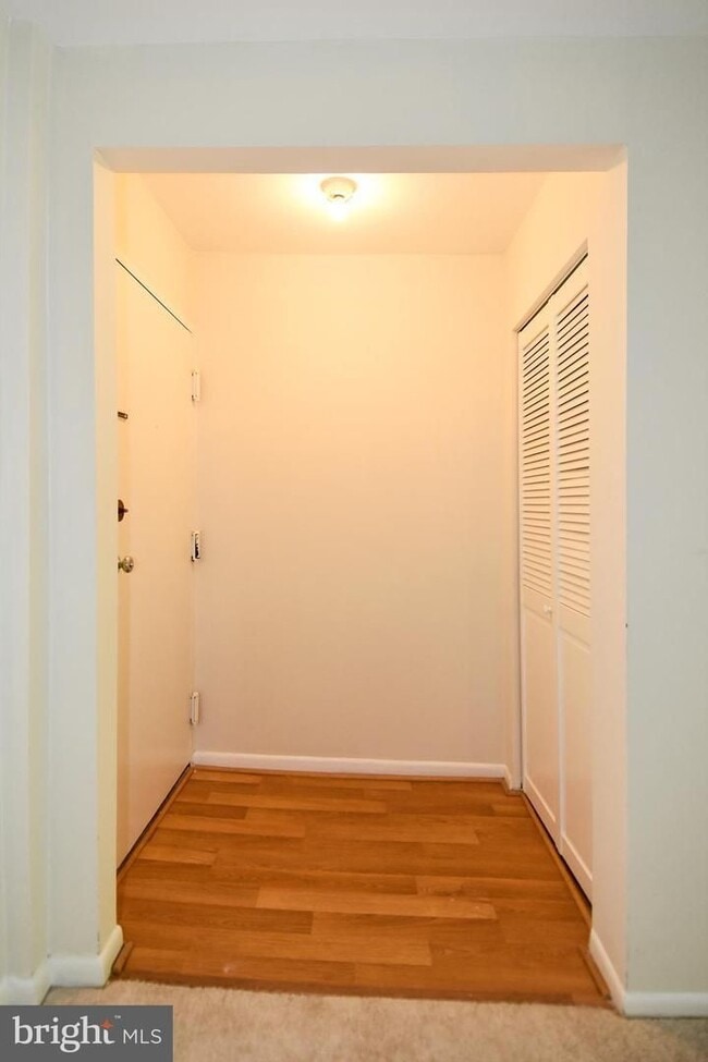Foto del edificio - Commuter friendly location has easy access to I495 & Route 50. Metro bus stop in community.