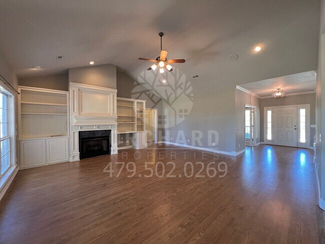 Foto del edificio - Single Family Home | Tontitown, AR | Stunning Home with Separate Shop