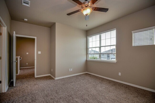 Building Photo - Gorgeous 3 Bed, 3.5 Bath Townhome Availabl...