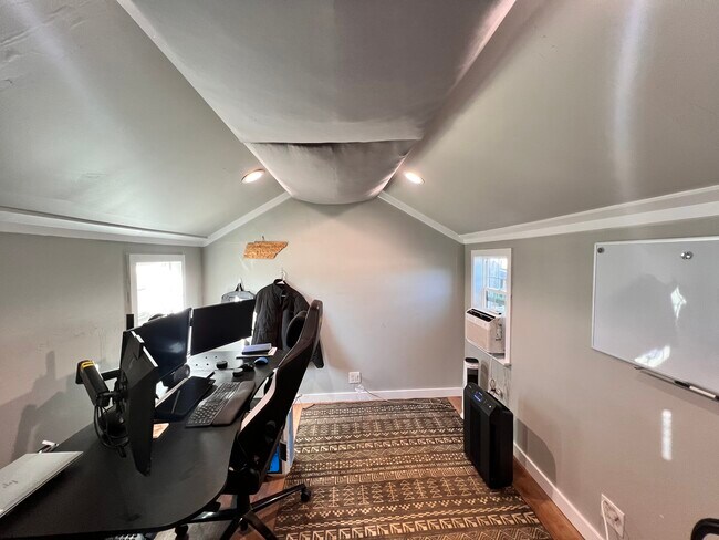 Building Photo - 1126 Willow Creek Cir