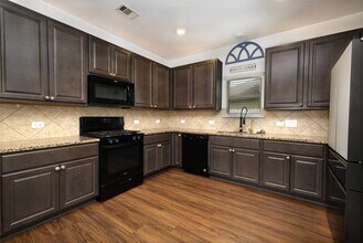 Building Photo - 2106 Benjamin Park