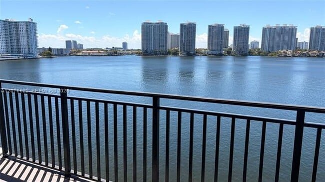 Foto del edificio - 17720 N Bay Rd