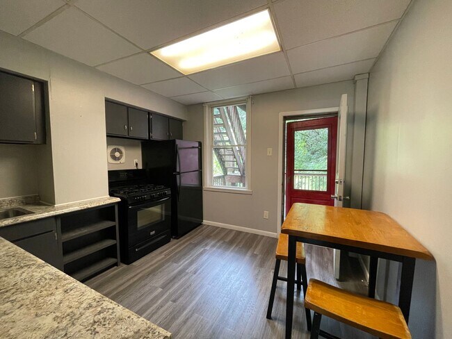 Foto del edificio - 642 Forest Ave