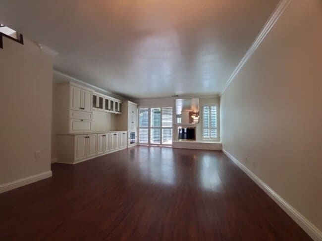Building Photo - Pet friendly Woodlake townhouse
