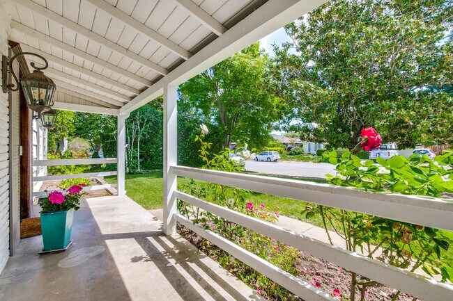 Building Photo - Fully Furnished Older expanded Park Hills/...