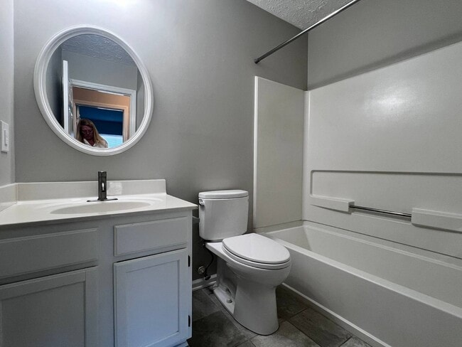 Foto del edificio - 109 Carmel Woods Ct