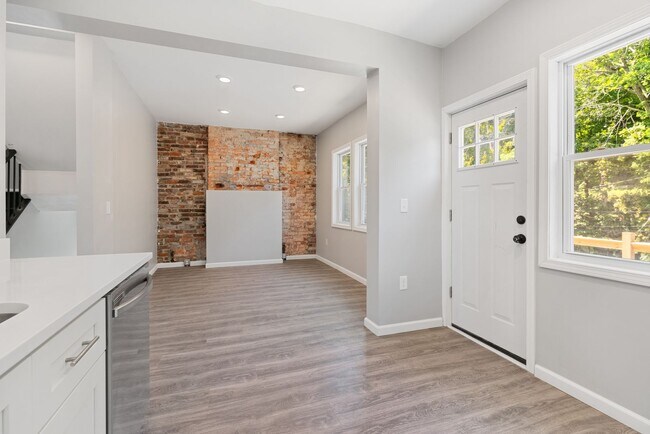 Building Photo - 928 Morningside Ave