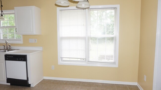 Building Photo - 164 Independence Dr