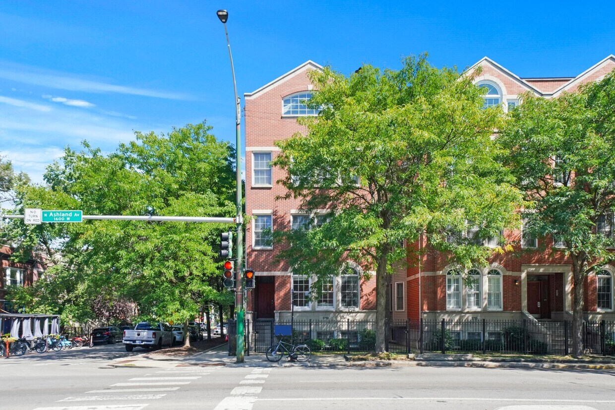 3759 N Ashland Ave Unit 3, Chicago, IL 60613 Condo for Rent in Chicago, IL