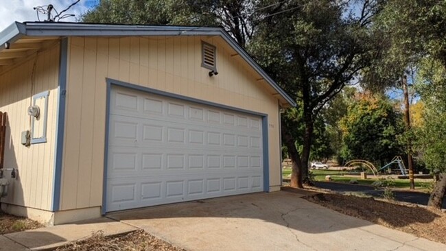 Building Photo - Nice House in Shasta Lake!!