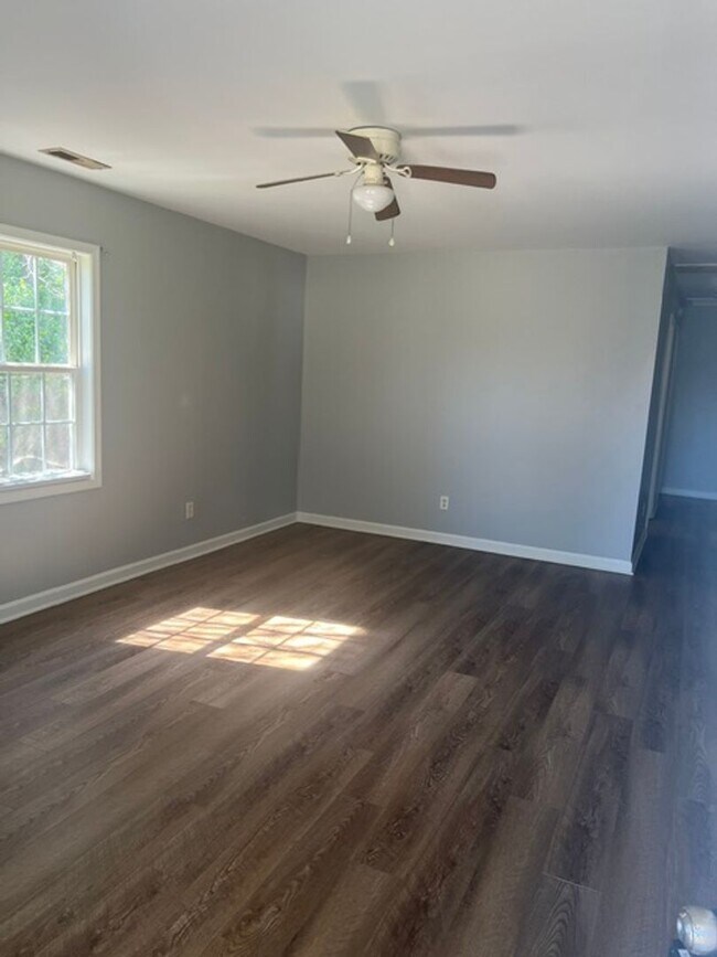 Foto del edificio - Cute Bungalow Convenient to Shopping & Restaurants!