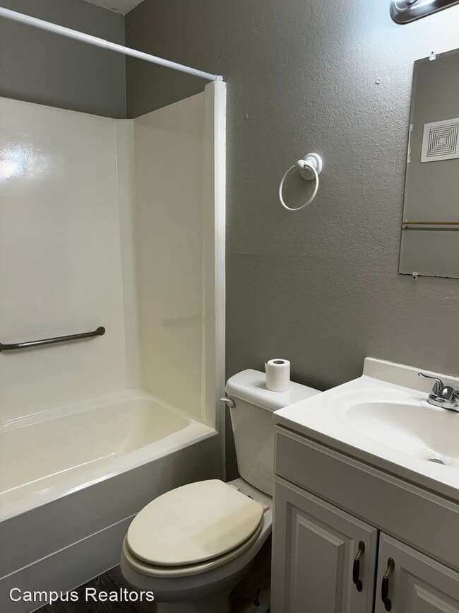 Building Photo - Charming 2/2 Condo Blocks from Baylor Campus!
