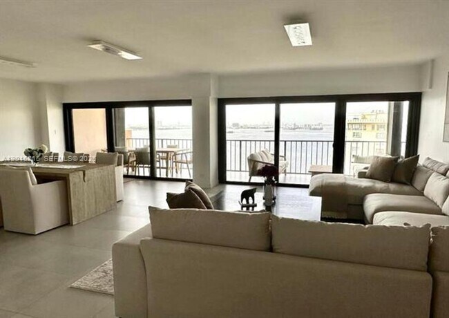 Foto del edificio - 1800 NE 114th St