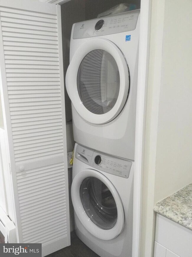 Foto del edificio - 61 E Oakland Ave